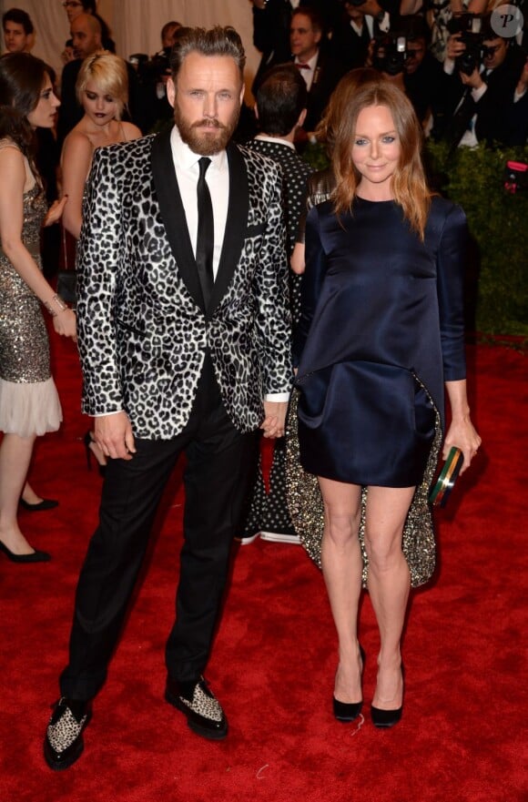 Stella McCartney et son mari Alasdhair Willis assistent au gala Punk: Chaos to Couture du Costume Institute au Metropolitan Museum of Art. New York, le 6 mai 2013.
