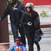 Sandra Bullock a reçu des fleurs de son fils Louis, habillé en Superman à la sortie de l'école à Los Angeles, le 6 mai 2013.