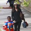 Sandra Bullock a reçu des fleurs de son fils Louis, habillé en Superman à la sortie de l'école à Los Angeles, le 6 mai 2013.