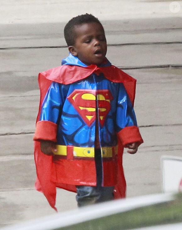 Sandra Bullock a reçu des fleurs de son fils Louis, habillé en Superman à la sortie de son école à Los Angeles, le 6 mai 2013.