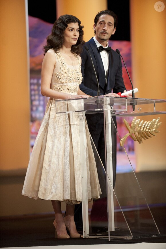 Audrey Tautou et Adrien Brody sur la scène de la cérémonie de clôture du Festival de Cannes 2012