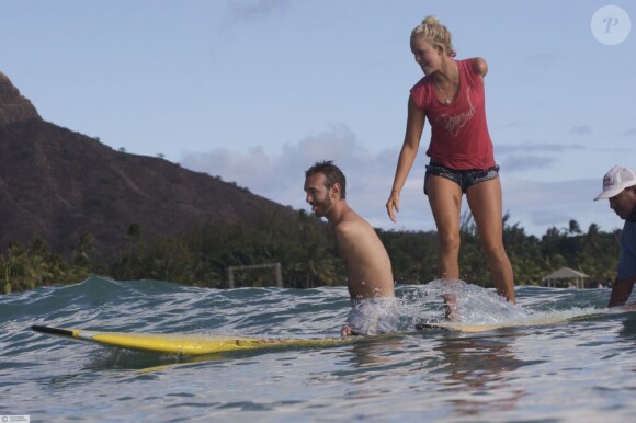 Bethany Hamilton en train d'apprendre à Nick Vujicic, infirme comme elle, comment surfer à Hawaï en 2008