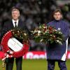 Alex Ferguson et Bryan Robson rendent hommage à George Best, légende disparue de Manchester United lors d'un match à Old Trafford le 30 novembre 2005