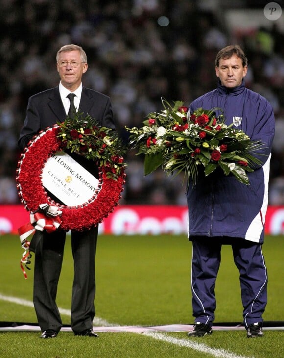 Alex Ferguson et Bryan Robson rendent hommage à George Best, légende disparue de Manchester United lors d'un match à Old Trafford le 30 novembre 2005