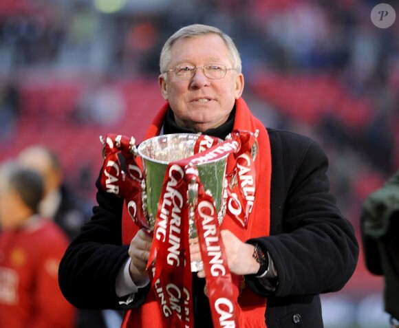 Alex Ferguson avec la Carling Cup lors de la victoire à Wembley à Londres le 28 février 2010