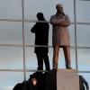 Lady Cathy Ferguson révèle une statue de son mari Sir Alex Ferguson à Old Trafford à Manchester le 23 novembre 2012