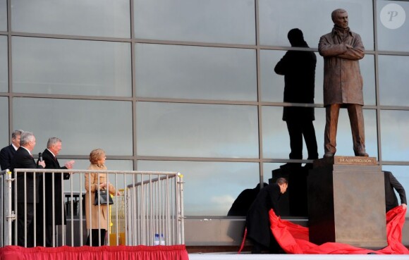 Lady Cathy Ferguson révèle une statue de son mari Sir Alex Ferguson à Old Trafford à Manchester le 23 novembre 2012