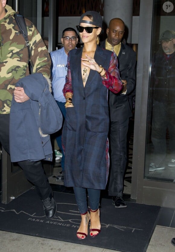 Rihanna, habillée d'une veste Dries Van Noten (collection printemps-été 2013) d'un legging et de sandales Manolo Blahnik, quitte son hôtel le Gansevoort. New York, le 5 mai 2013.