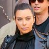 Kim Kardashian enceinte et tout de noir vêtue, porte un perfecto Valentino, des sandales Givenchy et un sac Boy de Chanel. New York, le 5 mai 2013.