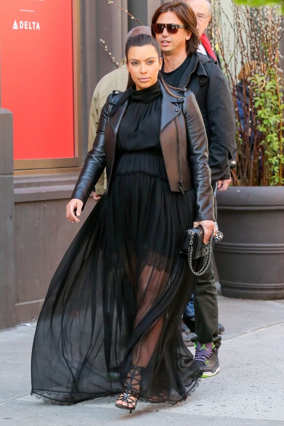 Kim Kardashian enceinte et tout de noir vêtue, porte un perfecto Valentino, des sandales Givenchy et un sac Boy de Chanel. New York, le 5 mai 2013.