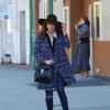 La chanteuse Florence Welch, parfaite pour un cliché streetstyle à New York, porte notamment un manteau Kenzo et un sac Miu Miu. New York, le 1er mai 2013.