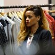 Rihanna fait du shopping dans la boutique Atrium à New York. Le 9 mai 2013.