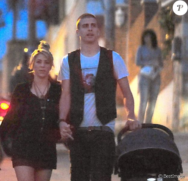Shakira, son compagnon Gerard Piqué et leur petit Milan avaient les traits fermés en se rendant a l'anniversaire de Cesc Fabregas à Barcelone le 4 mai 2013