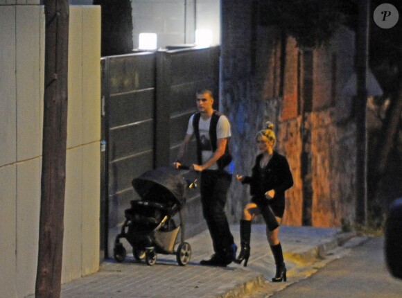Shakira et son homme Gerard Piqué accompagnés de leur petit Milan se rendent a l'anniversaire de Cesc Fabregas à Barcelone le 4 mai 2013