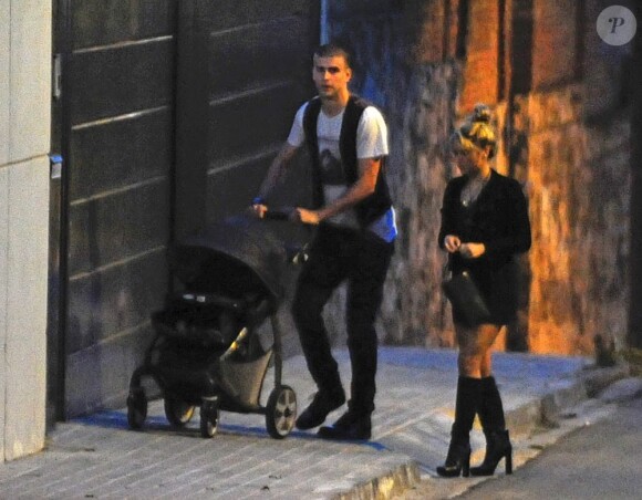 Shakira, son compagnon Gerard Piqué se rendent a l'anniversaire de Cesc Fabregas à Barcelone le 4 mai 2013 avec leur petit Milan