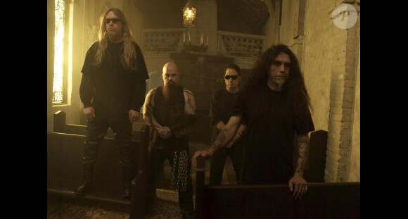 Slayer, icône du trash metal, est en deuil de son guitariste virtuose Jeff Hanneman, reconnaissable à ses longs cheveux blonds, décédé le 2 mai 2013 à 49 ans des suites d'une insuffisance hépatique.