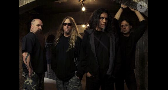 Slayer, icône du trash metal, est en deuil de son guitariste Jeff Hanneman, reconnaissable à ses longs cheveux blonds, décédé le 2 mai 2013 à 49 ans des suites d'une insuffisance hépatique.