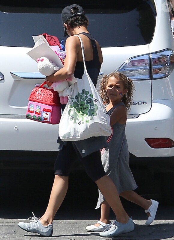 Halle Berry et sa fille Nahla à Los Angeles, le 10 mai 2013.