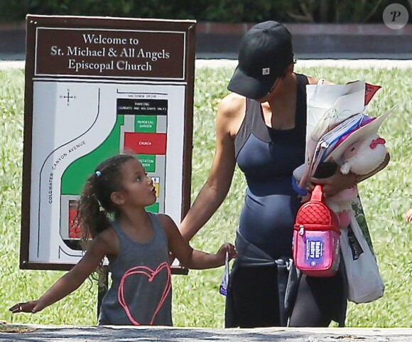 Halle Berry enceinte va chercher sa fille Nahla à la sortie de l'école à Los Angeles, le 10 mai 2013.