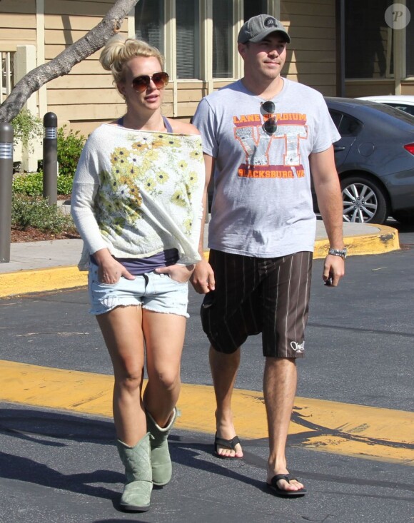 Britney Spears et son petit ami David Lucado prennent leur petit déjeuner à Westlake le 9 mai 2013.