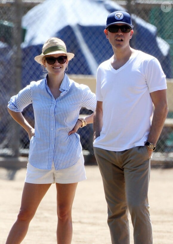 Reese Witherspoon et son mari Jim Toth assistent au match de foot du fils de Reese, Deacon, à Los Angeles, le 11 mai 2013.
