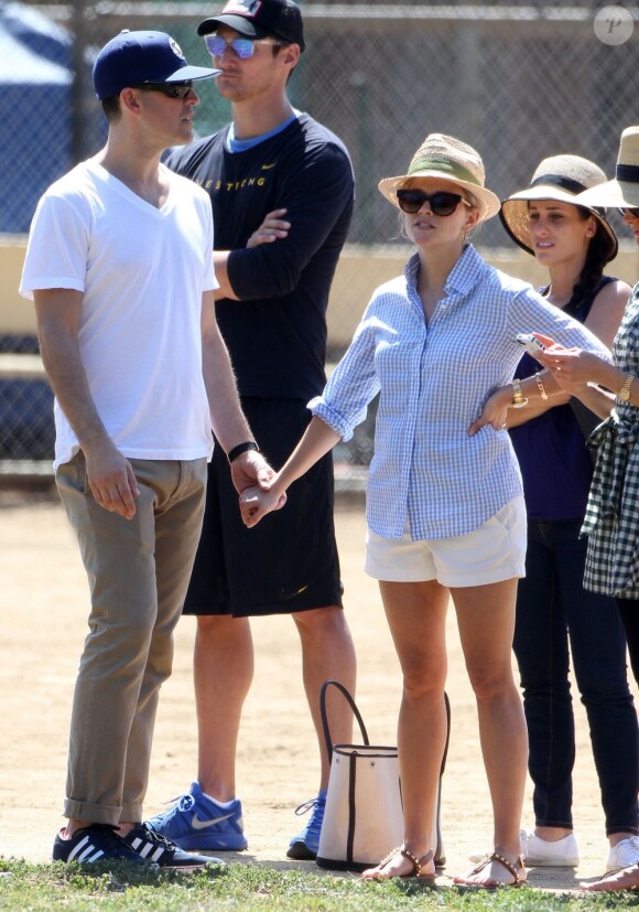 Reese Witherspoon et son mari Jim Toth assistent au match de foot de Deacon à Los Angeles, le 11 mai 2013.