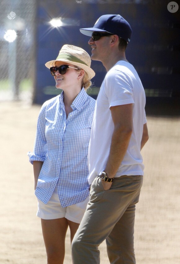 Reese Witherspoon et son mari Jim Toth heureux à Los Angeles, le 11 mai 2013.