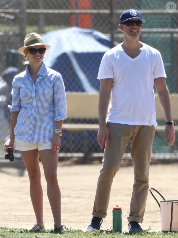 Reese Witherspoon et son mari Jim Toth en mode foot à Los Angeles, le 11 mai 2013.