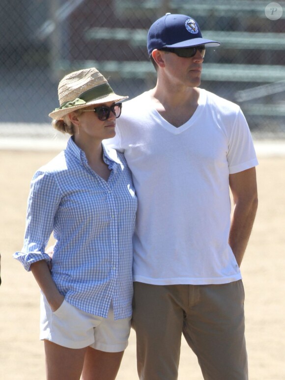Reese Witherspoon et son mari Jim Toth assistent au match de foot du fils de Reese à Los Angeles, le 11 mai 2013.