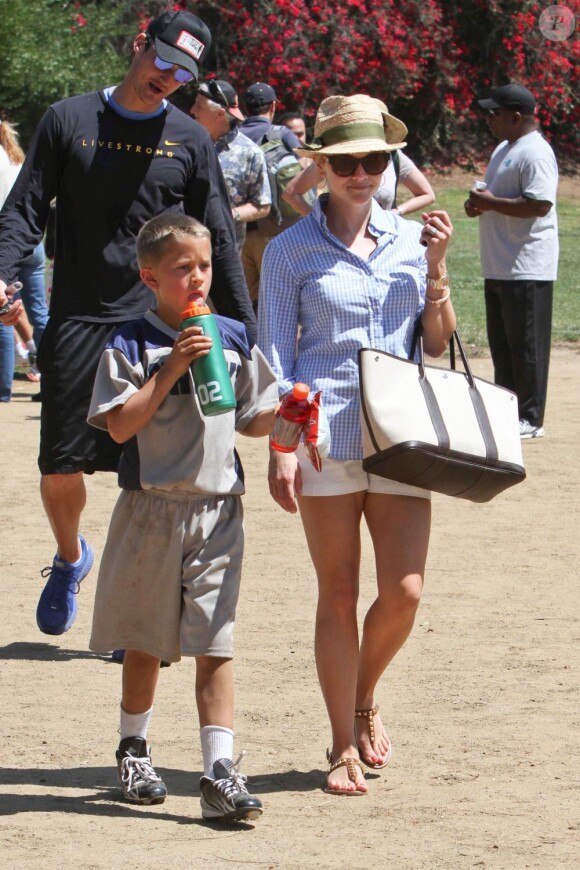 Reese Witherspoon avec son fils Deacon à Los Angeles, le 11 mai 2013.