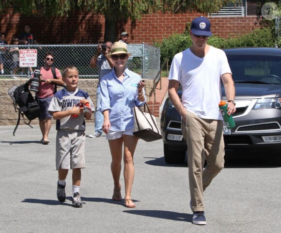 Reese Witherspoon, Deacon et Jim Toth quittent le match de foot à Los Angeles, le 11 mai 2013.