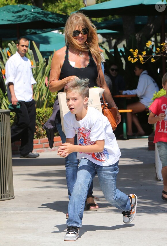 Goldie Hawn et Ryder, le 11 mai 2013 à Malibu.