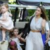 Jessica Alba, son mari Cash Warren et ses filles Honor et Haven vont célébrer la fête des mères a Bel Air, le 12 mai 2013.