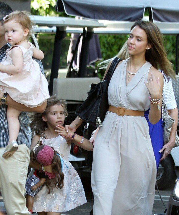 Jessica Alba, son mari Cash Warren et ses filles Honor et Haven vont célébrer la fête des mères a Bel Air, le 12 mai 2013.