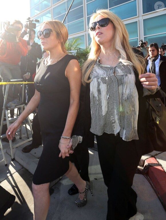 Lindsay Lohan à la sortie du tribunal de Los Angeles, le 30 janvier 2013, en compagnie de sa mère Dina Lohan.