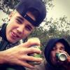 Justin Bieber s'offre une bière dans la jungle en Afrique du Sud, le 10 mai 2013.