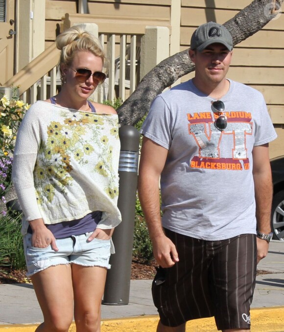Exclusif - Britney Spears et son petit ami David Lucado font une sortie matinale à Westlake, le 9 mai 2013.