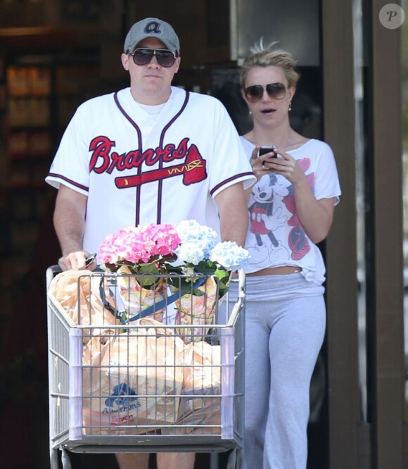 Britney Spears et son petit ami David Lucado au supermarché à Westlake, le 9 mai 2013.
