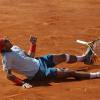 Rafael Nadal s'effondre après son triomphe au Masters de Madrid le 12 mai 2013 en finale face à Stanislas Wawrinka
