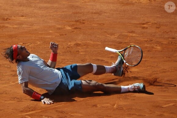 Rafael Nadal s'effondre après son triomphe au Masters de Madrid le 12 mai 2013 en finale face à Stanislas Wawrinka