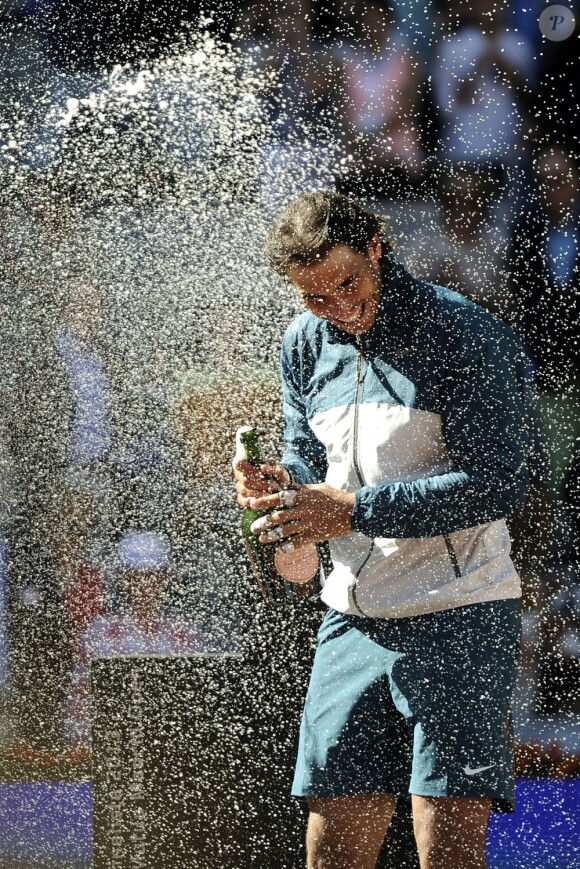 Rafael Nadal sabre son champagne lors de son triomphe au Masters de Madrid le 12 mai 2013 en finale face à Stanislas Wawrinka