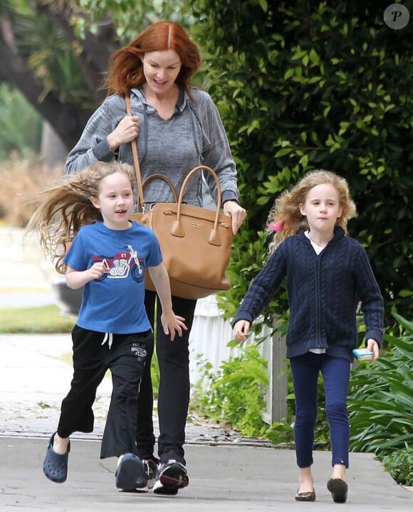 L'ex-actrice de Desperate Housewives, Marcia Cross, et ses filles Eden et Savannah se rendent au Barnes & Noble à Santa Monica, le 7 mai 2013.