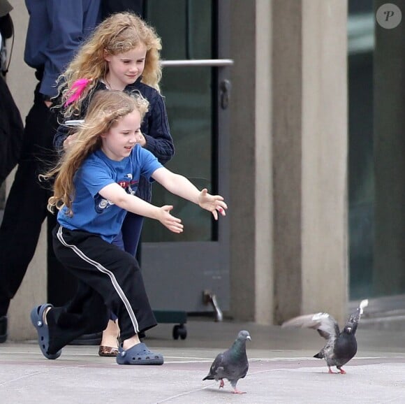 Marcia Cross et ses infatigable filles Eden et Savannah se rendent au Barnes & Noble à Santa Monica, le 7 mai 2013.