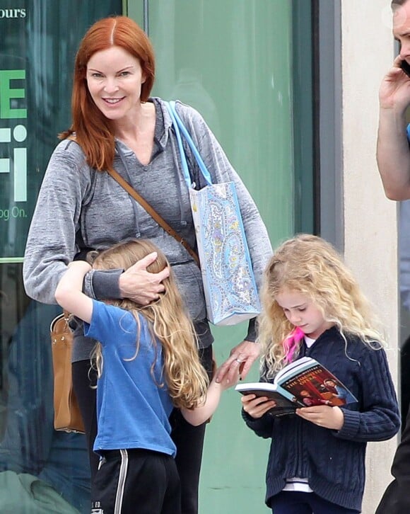 Marcia Cross (51 ans) et ses filles Eden et Savannah se rendent au Barnes & Noble à Santa Monica, le 7 mai 2013.