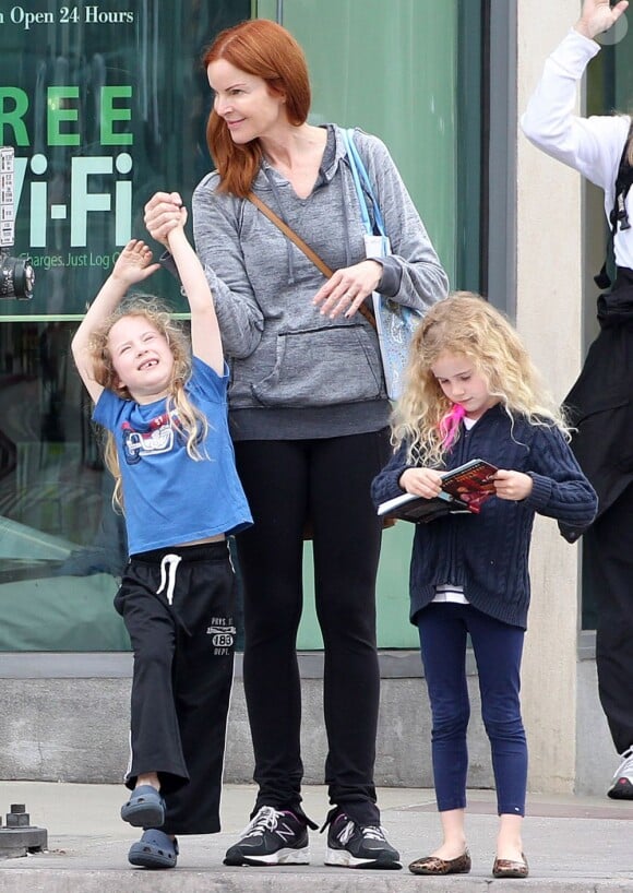 L'actrice Marcia Cross et ses filles Eden et Savannah se rendent au Barnes & Noble à Santa Monica, le 7 mai 2013.