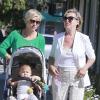 Elsa Pataky se promène avec sa mère Cristina Medianu et sa fille India en poussette dans les rues de Brentwood. Los Angeles, le 13 mai 2013.