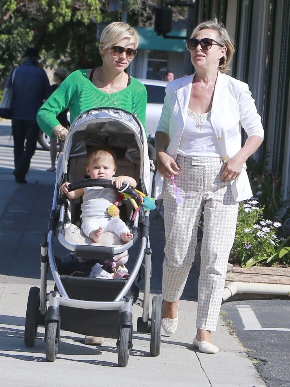 Elsa Pataky se promène avec sa mère Cristina Medianu et sa fille India en poussette dans les rues de Brentwood. Los Angeles, le 13 mai 2013.