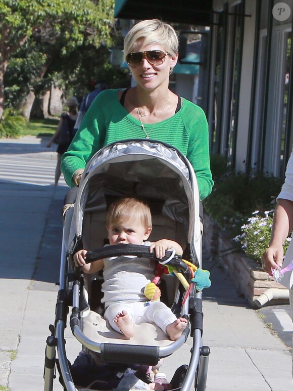 Elsa Pataky et sa fille India Rose dans les rues de Brentwood à Los Angeles. Le 13 mai 2013.