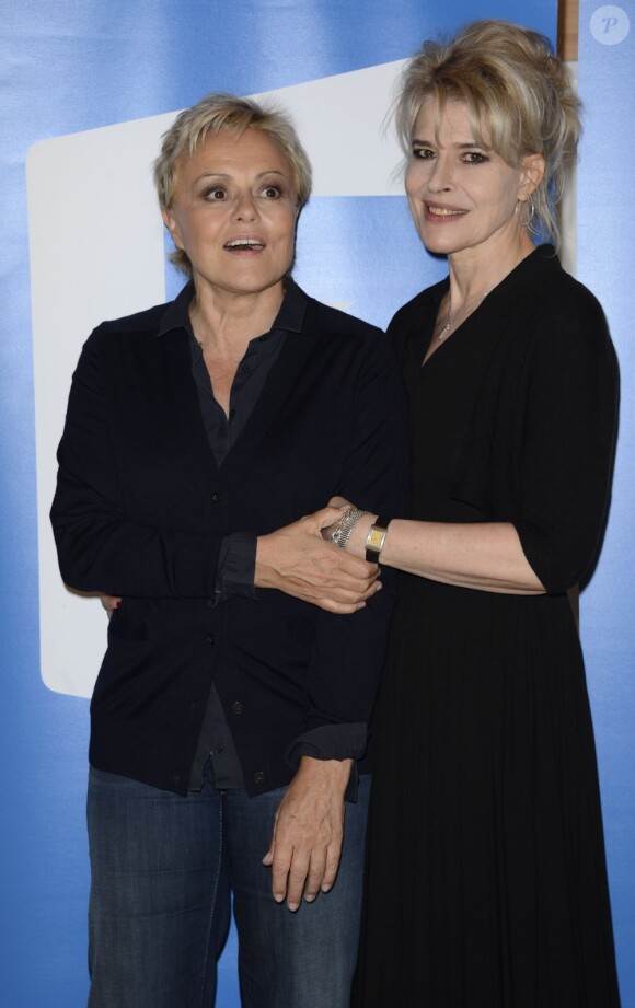 Muriel Robin et Fanny Ardant complices pendant la projection privée du 2 épisode de la saga Le clan des Lanzac dans les locaux de France Télévisions à Paris, le 13 mai 2013.