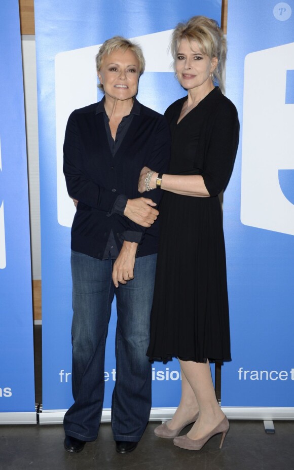 Muriel Robin et Fanny Ardant pendant la projection privée du 2 épisode de la saga Le clan des Lanzac dans les locaux de France Télévisions à Paris, le 13 mai 2013.